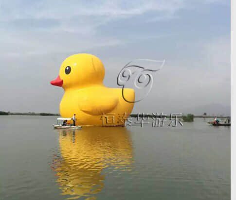 湖面飘来了一只温暖的大黄鸭，美不胜收的湖上风景_充气大黄鸭